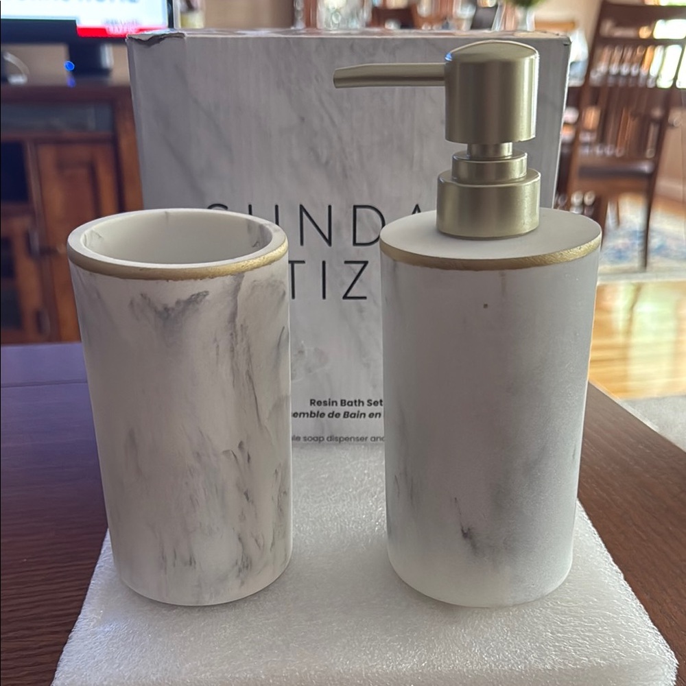 White and Gold Resin Bath Set